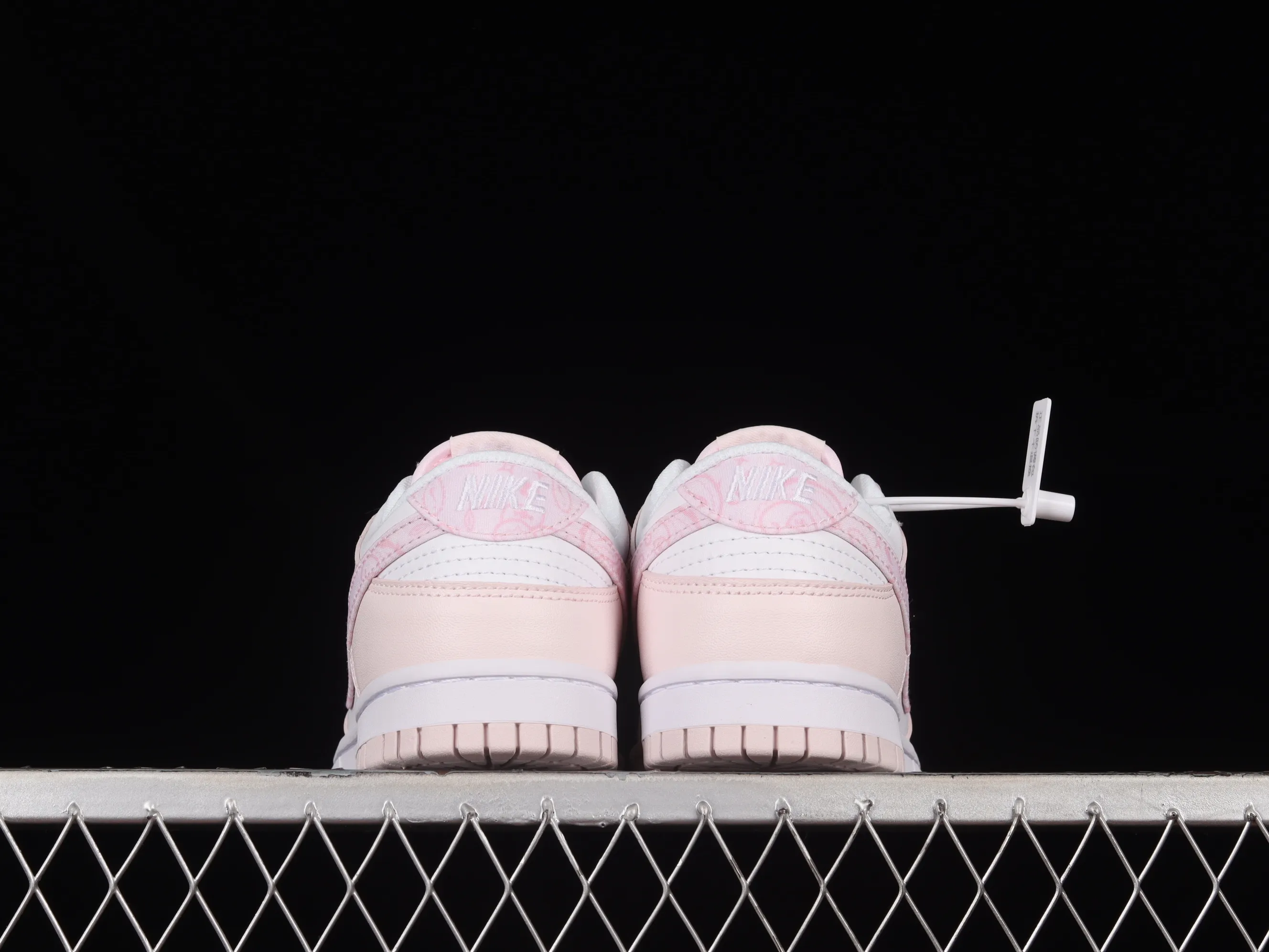 All Categories Nk SB Dunk Series Nk SB Dunk Low Low-top sneakers Cost-effective version Nk Dunk Low "Pink Paisley" Sakura pink SB low-top sports and leisure sneakers FD1449-100